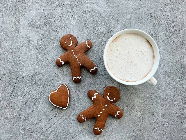 Perníkové latte s mléčnou pěnou a perníčky